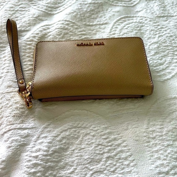 Michael Kors: NEW Women zip around wristlet, phone holder, cards and ID slots. - Picture 1 of 11